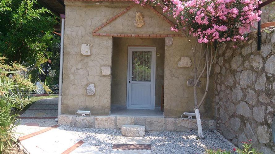 Onur Motel Faralya Fethiye Exterior photo